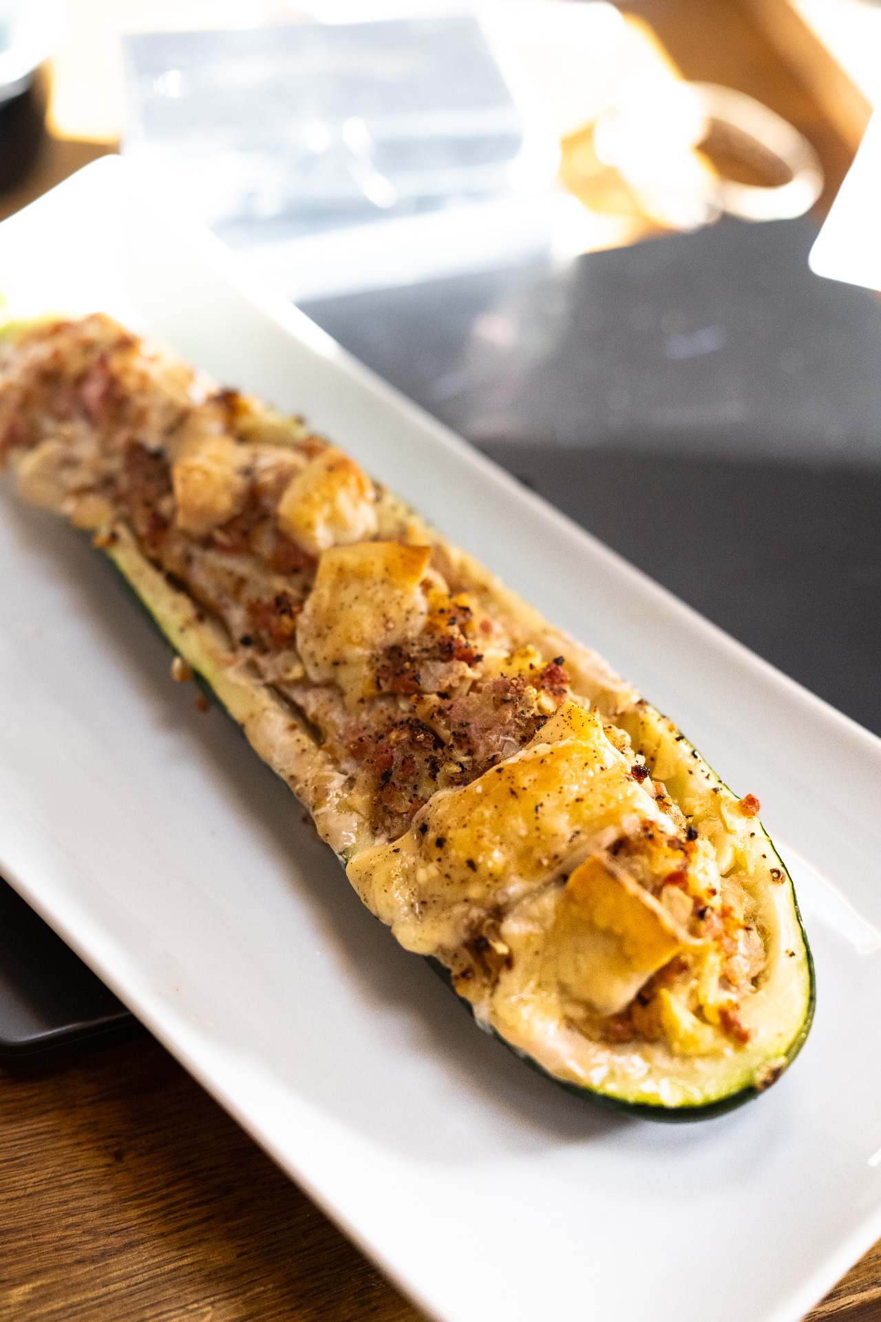 Courgette farcie à la saucisse tessinoise